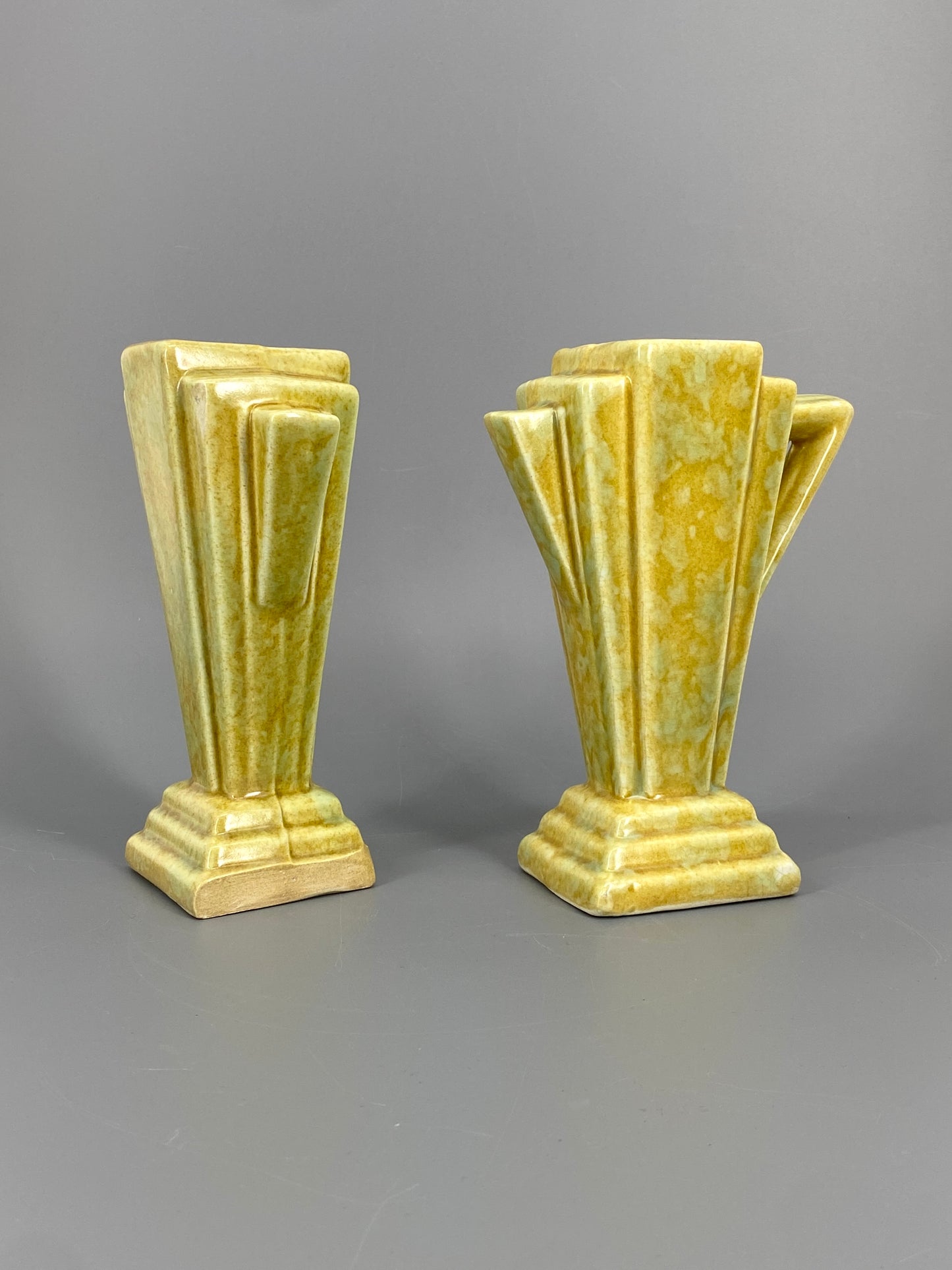 2 Art Deco Vasen aus Keramik, gelb und grün gesprenkelt, England, 1930er