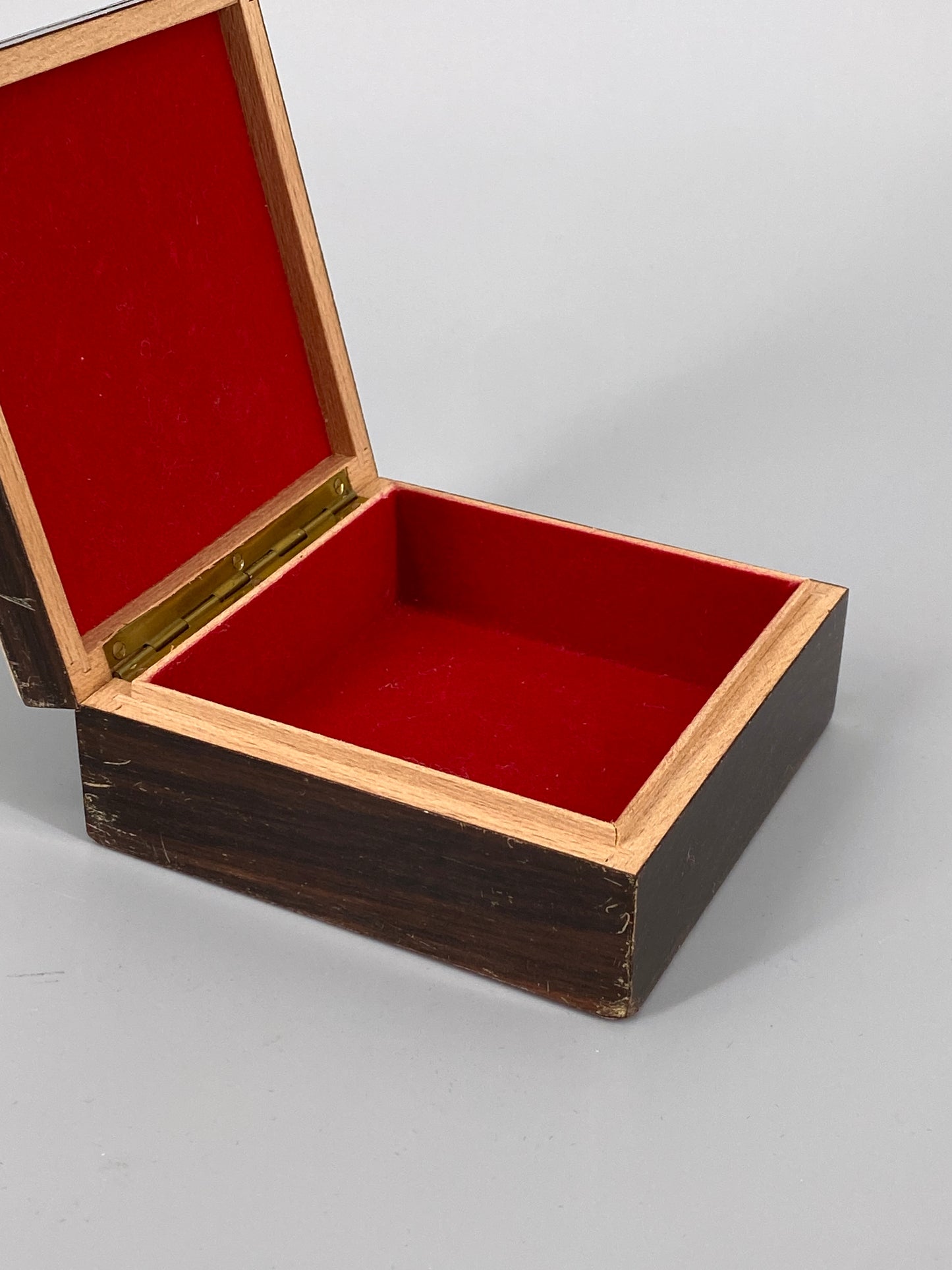 Schatulle aus Holz mit Intarsien aus Perlmutt