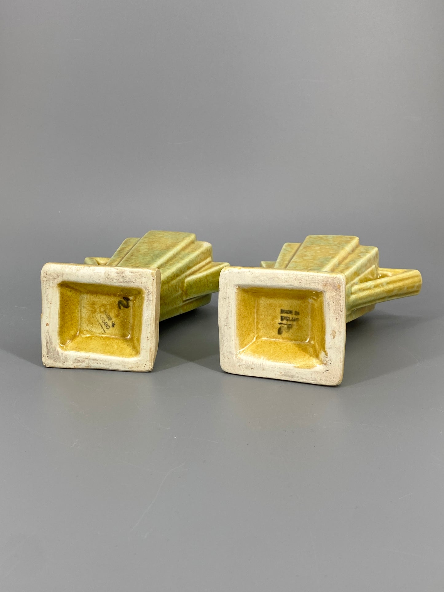 2 Art Deco Vasen aus Keramik, gelb und grün gesprenkelt, England, 1930er