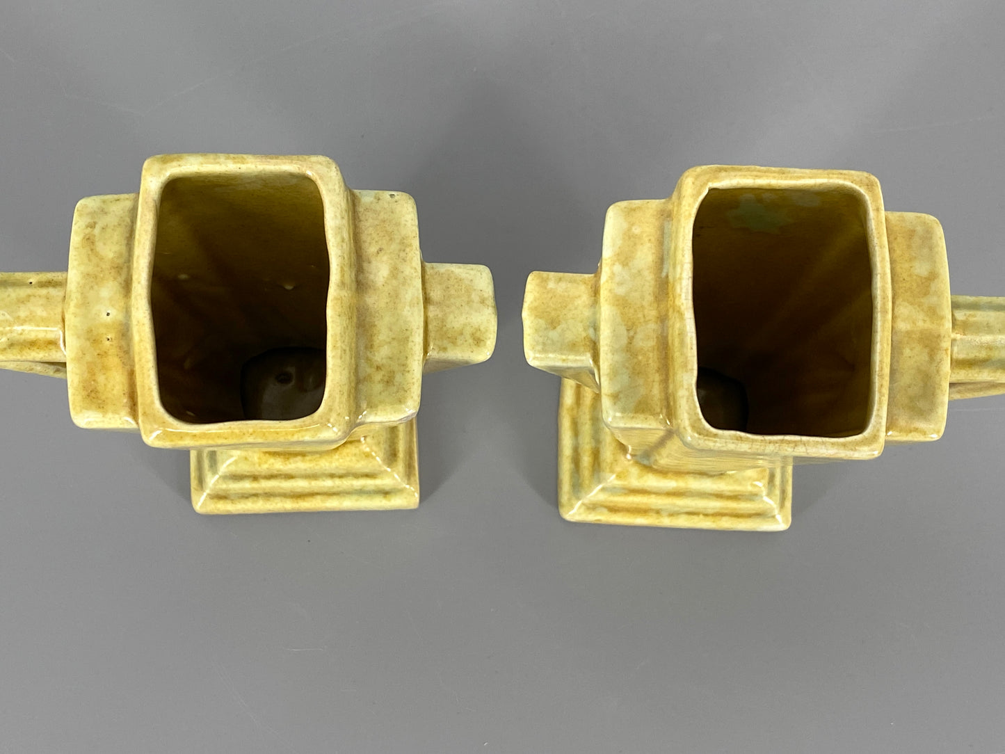 2 Art Deco Vasen aus Keramik, gelb und grün gesprenkelt, England, 1930er