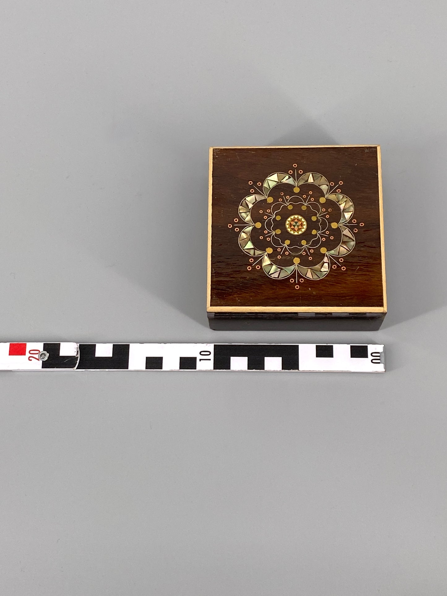 Schatulle aus Holz mit Intarsien aus Perlmutt