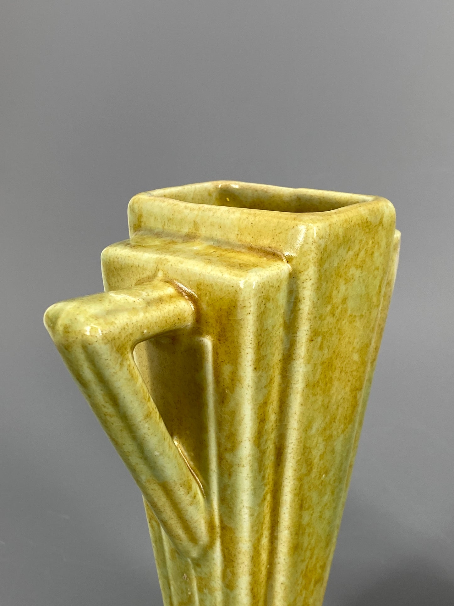 2 Art Deco Vasen aus Keramik, gelb und grün gesprenkelt, England, 1930er