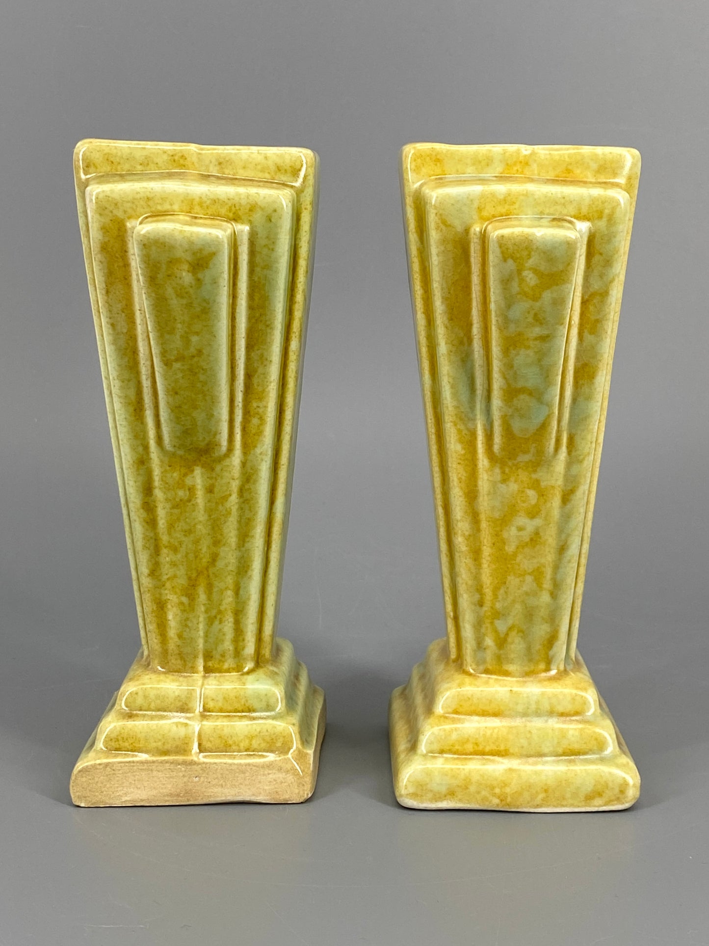 2 Art Deco Vasen aus Keramik, gelb und grün gesprenkelt, England, 1930er