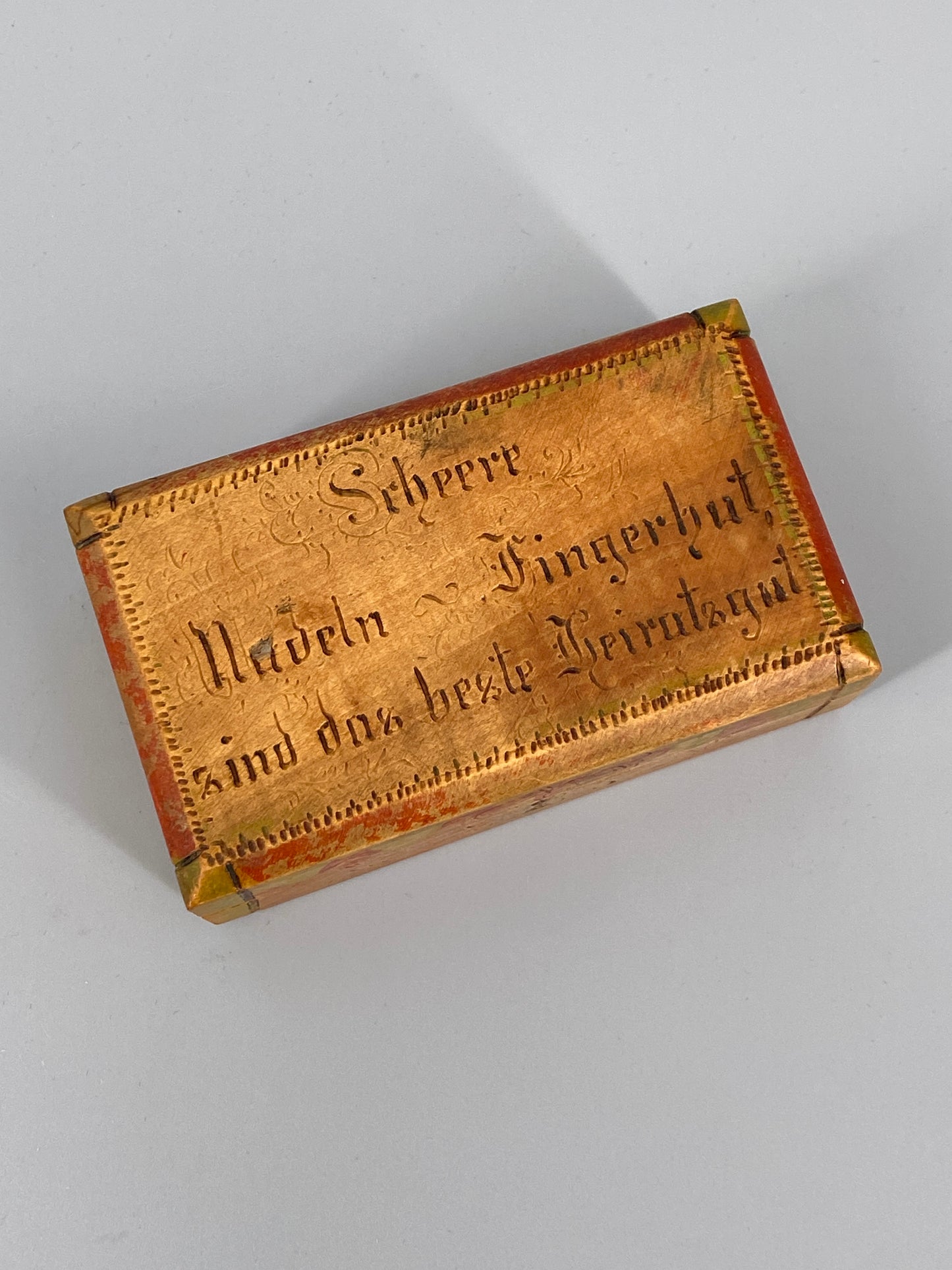 Antike Holz Schatulle mit Bauernmalerei und einer Aufschrift, 20. Jh