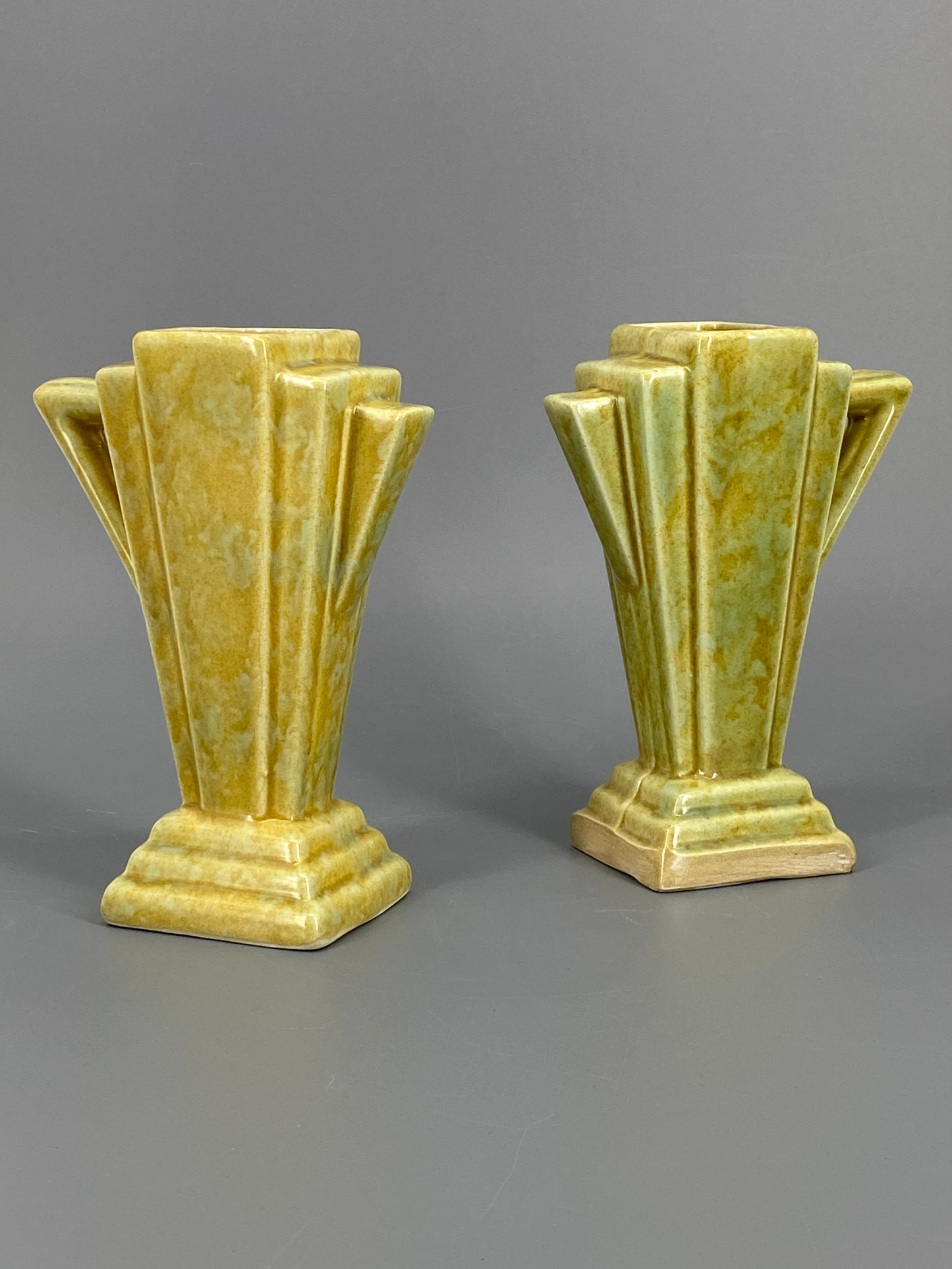 2 Art Deco Vasen aus Keramik, gelb und grün gesprenkelt, England, 1930er