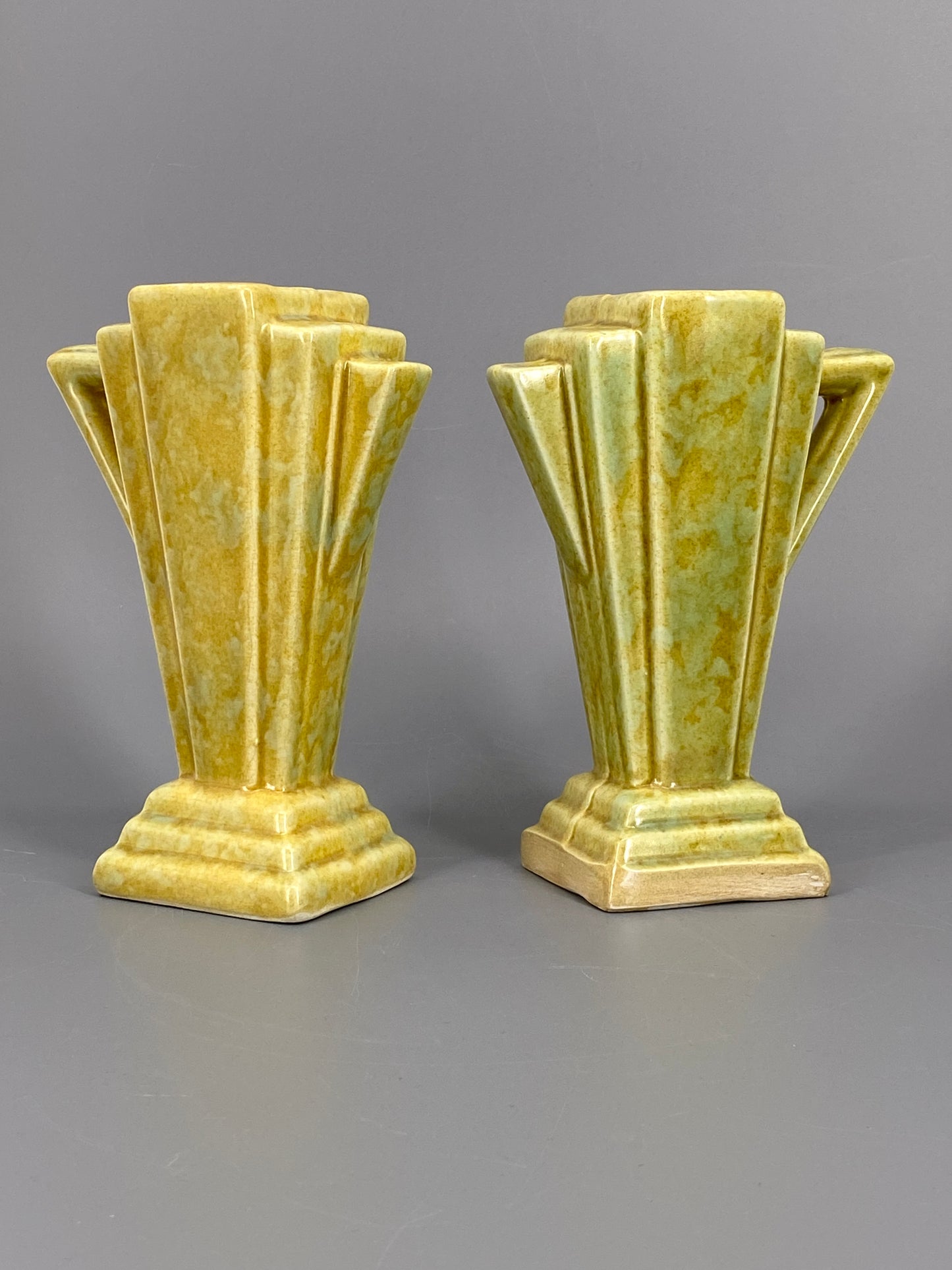 2 Art Deco Vasen aus Keramik, gelb und grün gesprenkelt, England, 1930er