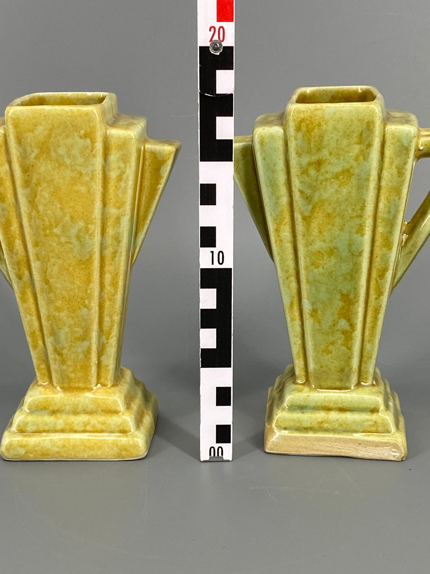 2 Art Deco Vasen aus Keramik, gelb und grün gesprenkelt, England, 1930er