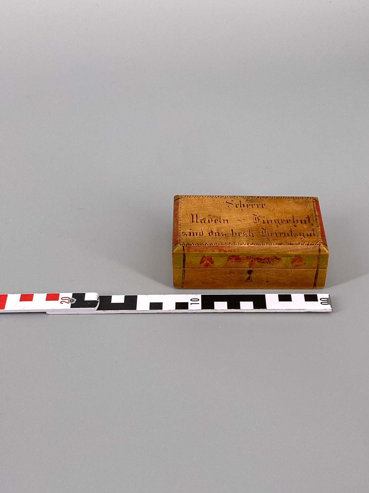 Antike Holz Schatulle mit Bauernmalerei und einer Aufschrift, 20. Jh