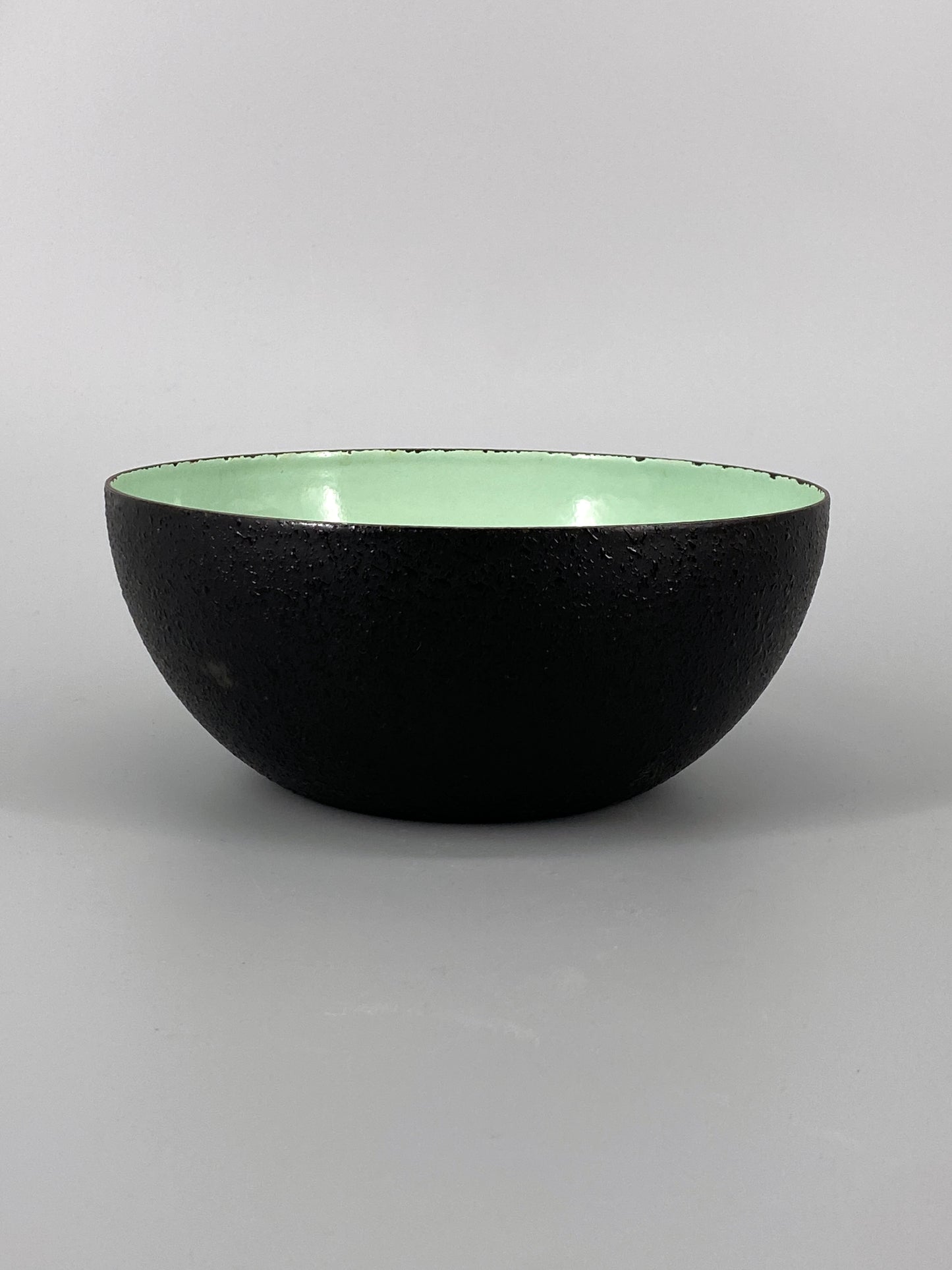4 Mid Century Emaille Schalen, außen strukturiert – innen farbig, 1960er