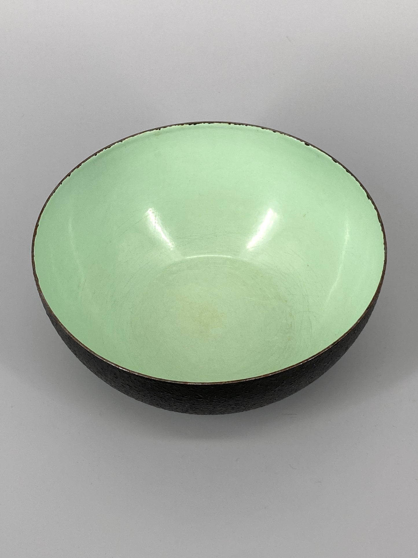 4 Mid Century Emaille Schalen, außen strukturiert – innen farbig, 1960er