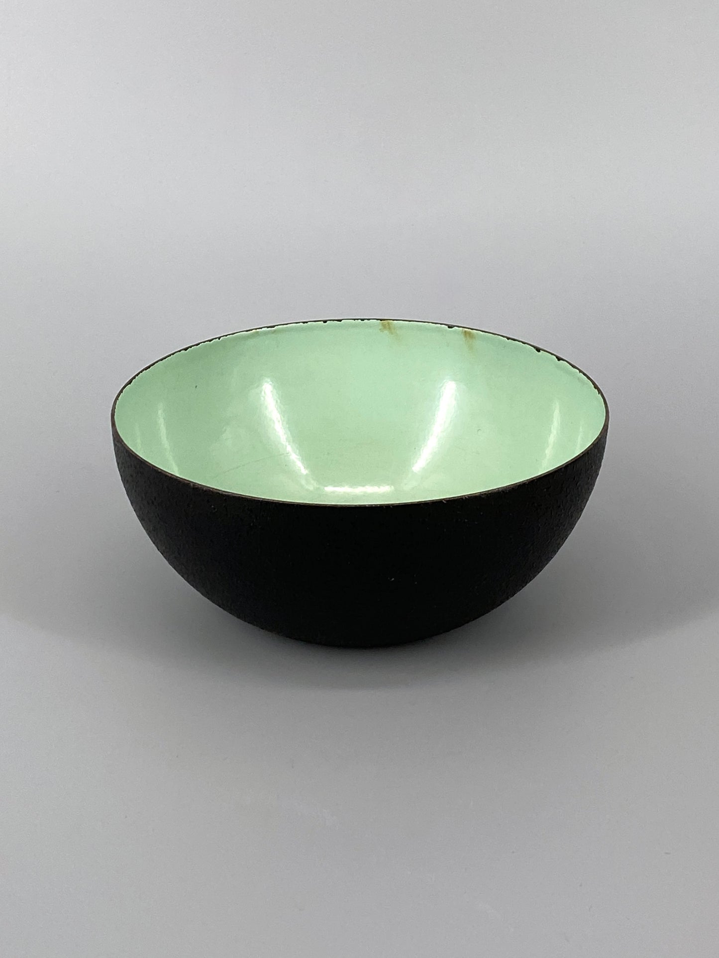 4 Mid Century Emaille Schalen, außen strukturiert – innen farbig, 1960er