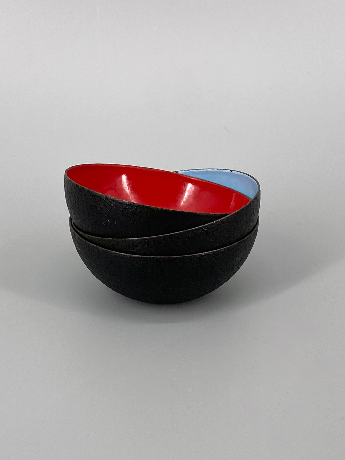 4 Mid Century Emaille Schalen, außen strukturiert – innen farbig, 1960er