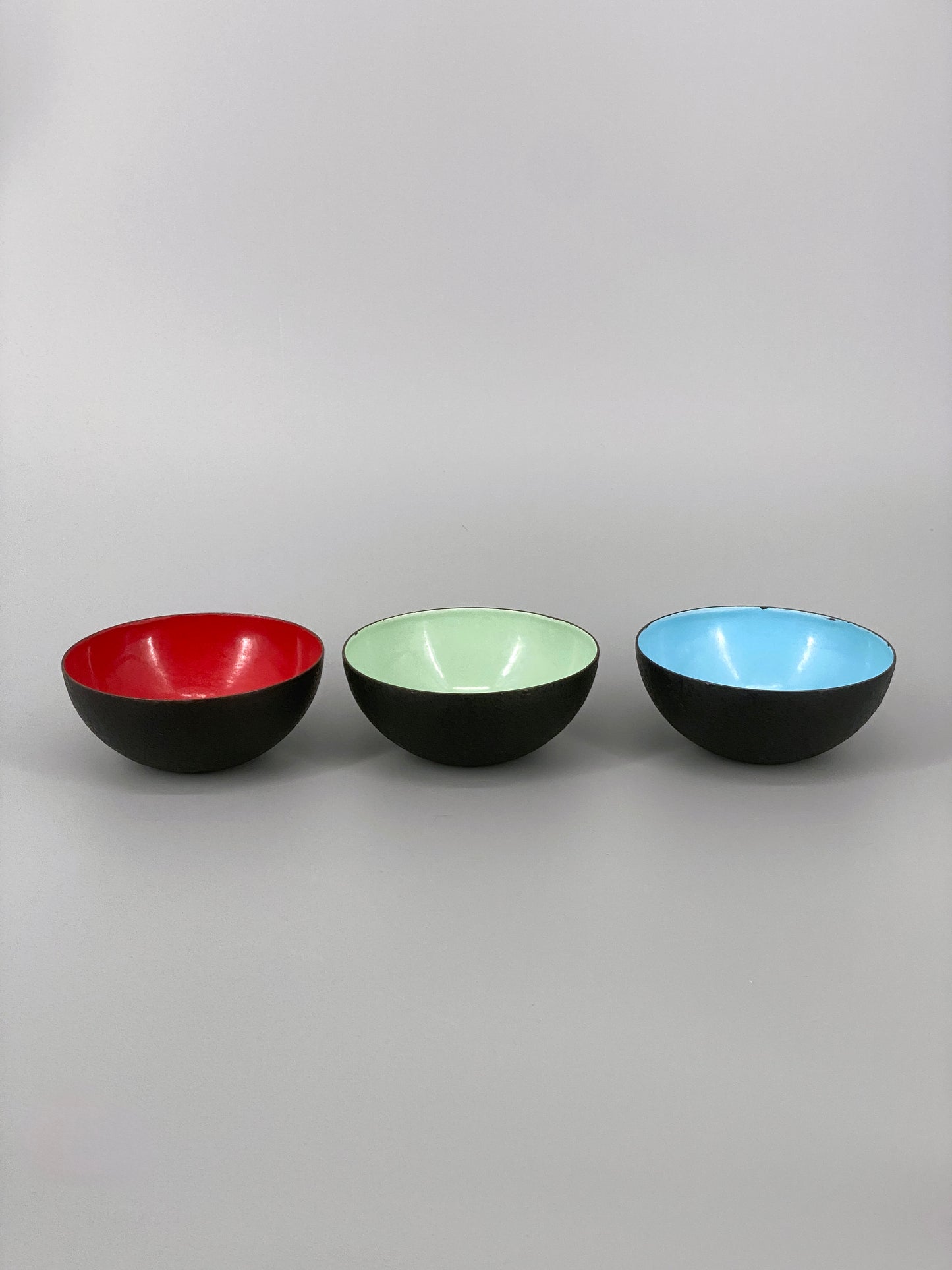 4 Mid Century Emaille Schalen, außen strukturiert – innen farbig, 1960er