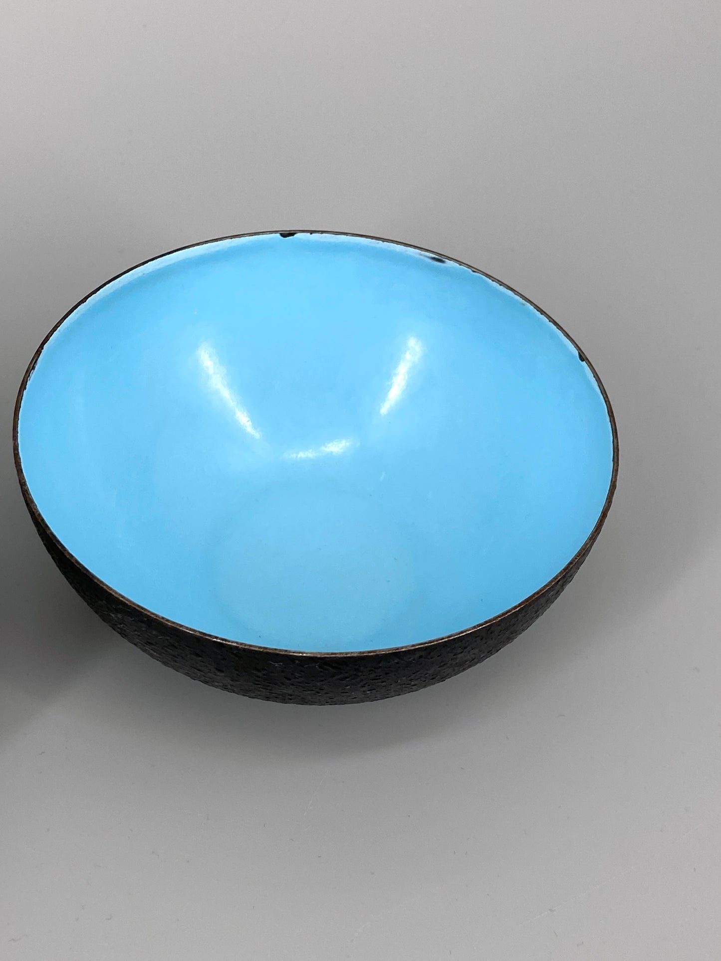 4 Mid Century Emaille Schalen, außen strukturiert – innen farbig, 1960er