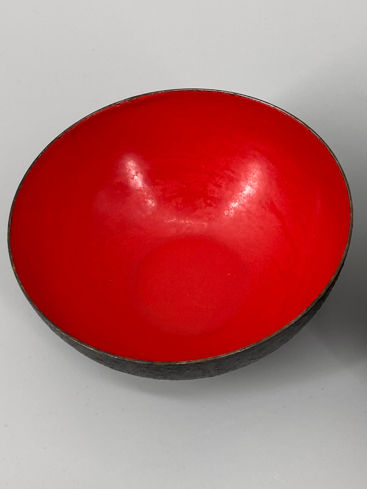 4 Mid Century Emaille Schalen, außen strukturiert – innen farbig, 1960er