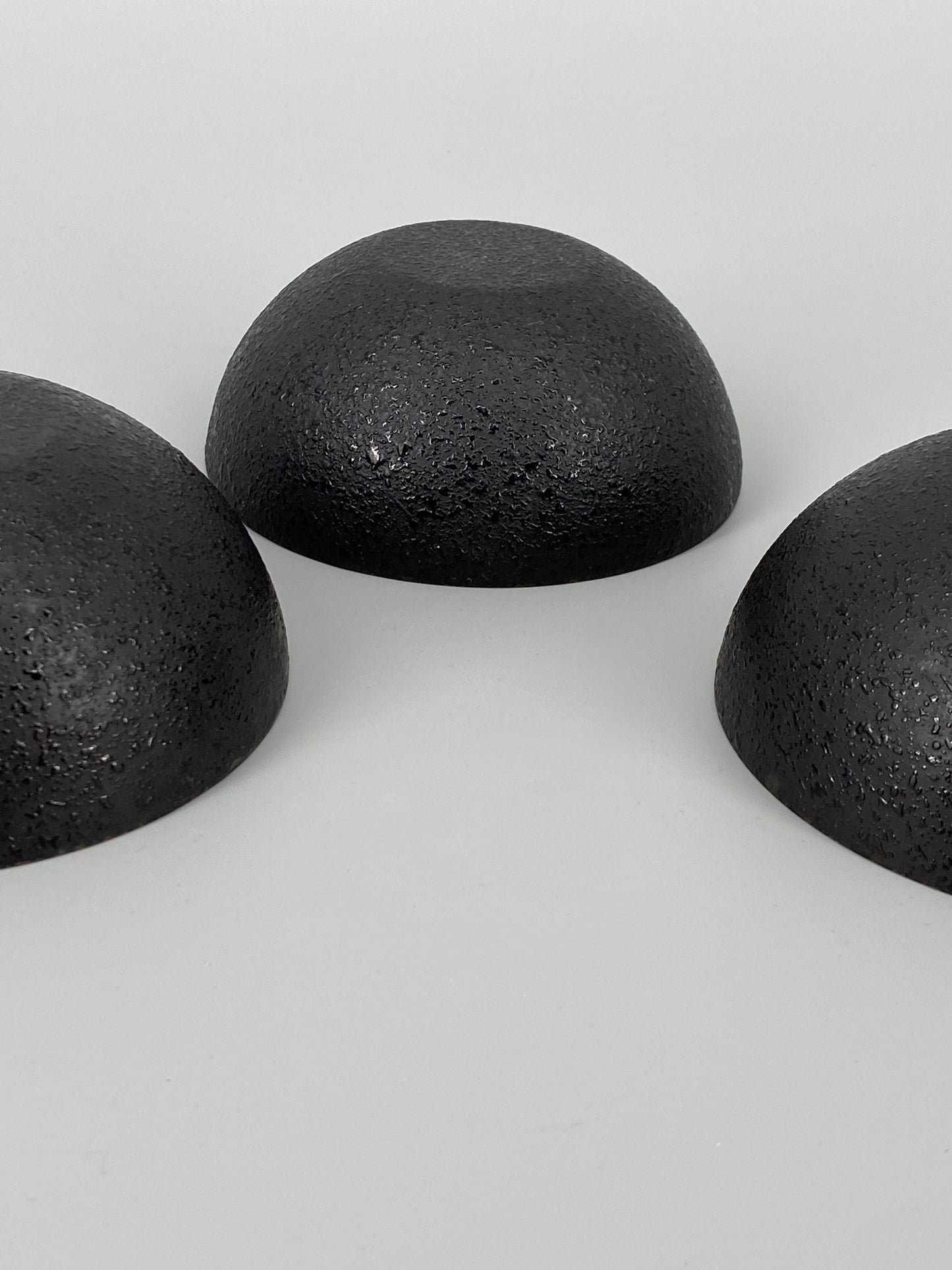 4 Mid Century Emaille Schalen, außen strukturiert – innen farbig, 1960er