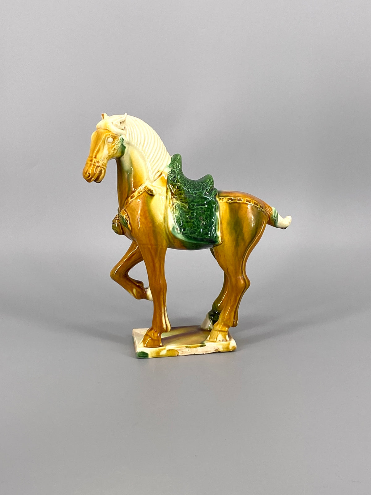 chinesische Pferdefigur aus glasierter Keramik