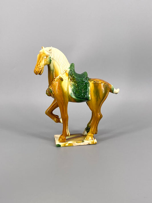 chinesische Pferdefigur aus glasierter Keramik