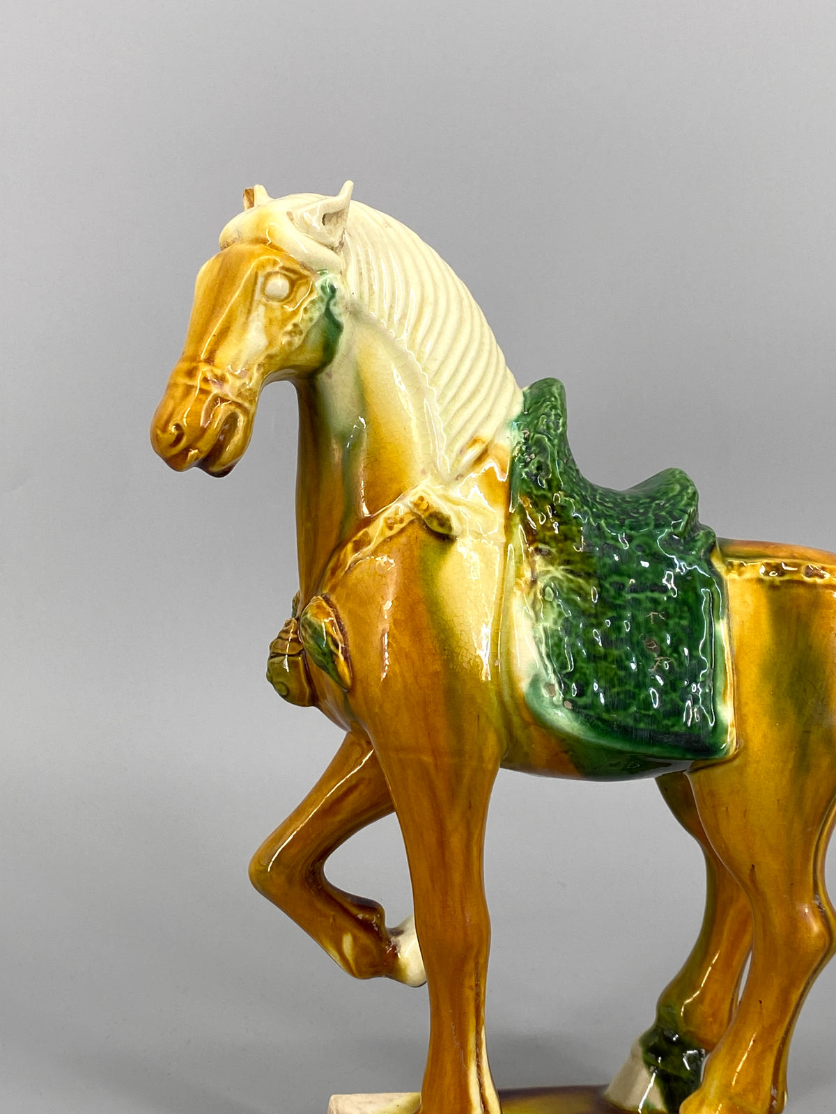 chinesische Pferdefigur aus glasierter Keramik