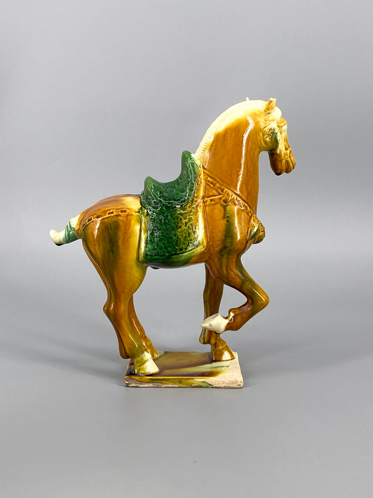 chinesische Pferdefigur aus glasierter Keramik