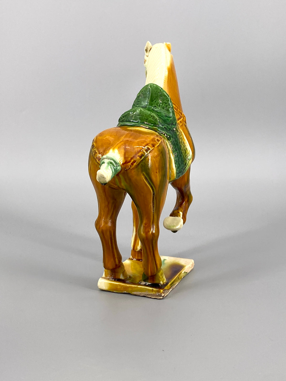 chinesische Pferdefigur aus glasierter Keramik