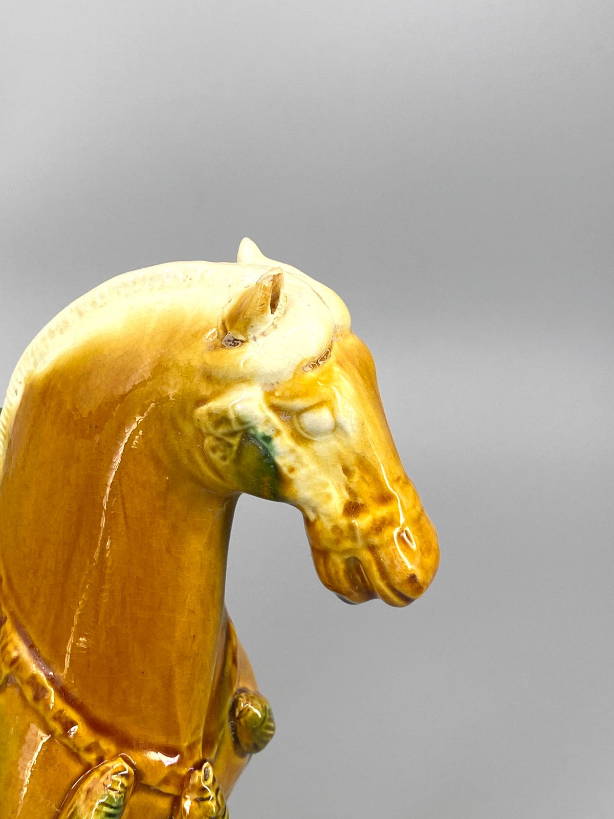 chinesische Pferdefigur aus glasierter Keramik