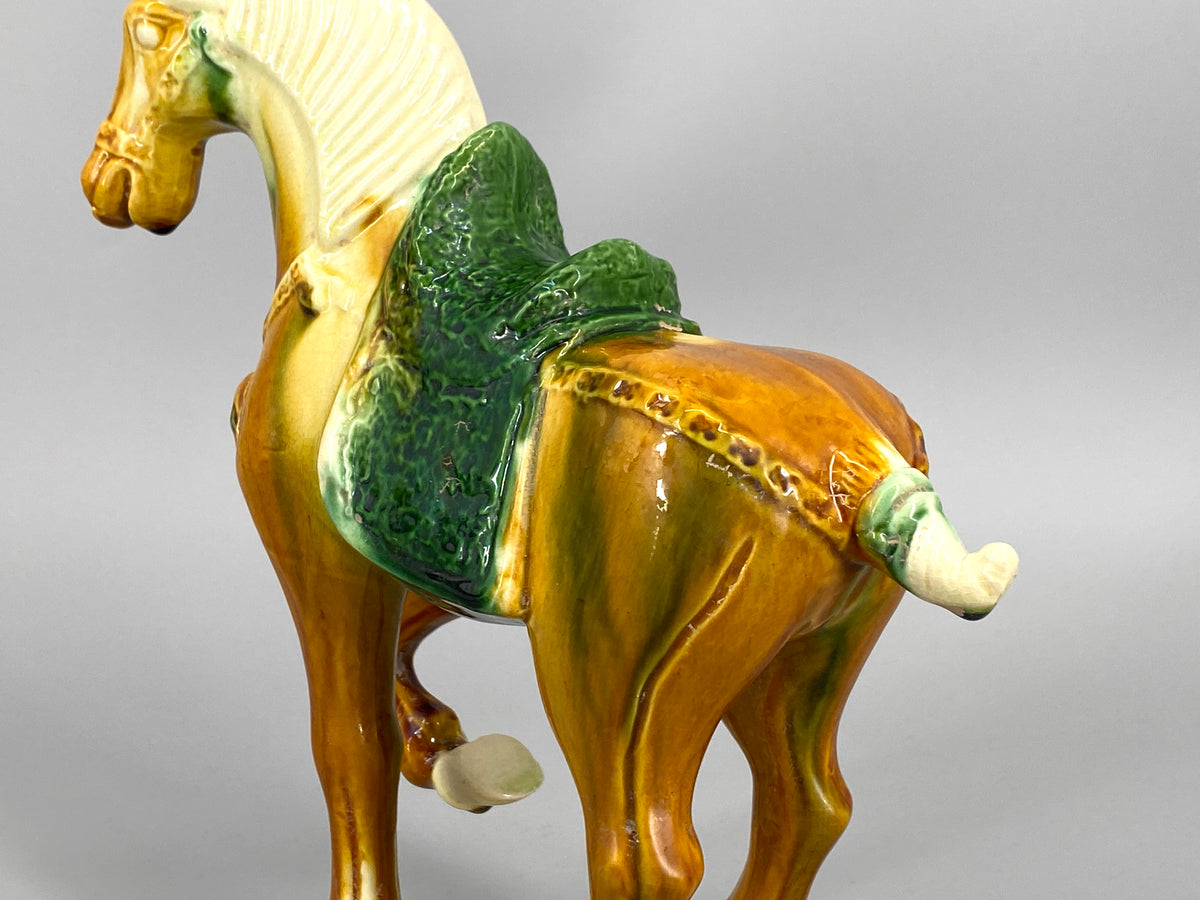 chinesische Pferdefigur aus glasierter Keramik