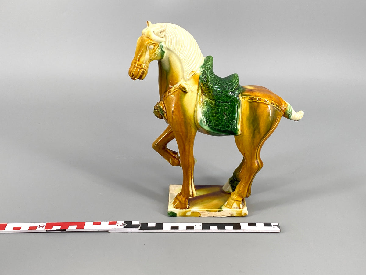 chinesische Pferdefigur aus glasierter Keramik