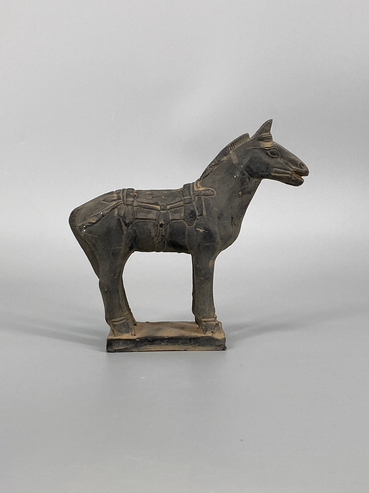 chinesische Pferdefigur aus dunklem Ton