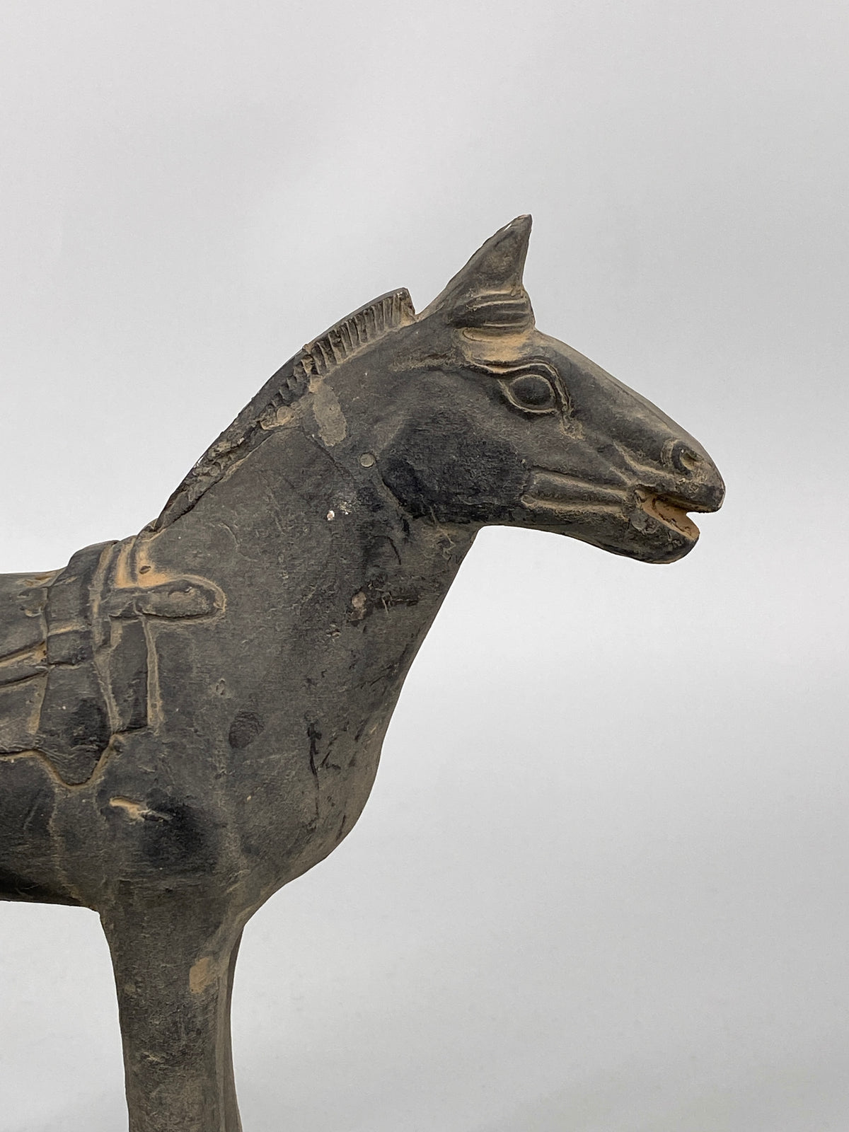 chinesische Pferdefigur aus dunklem Ton