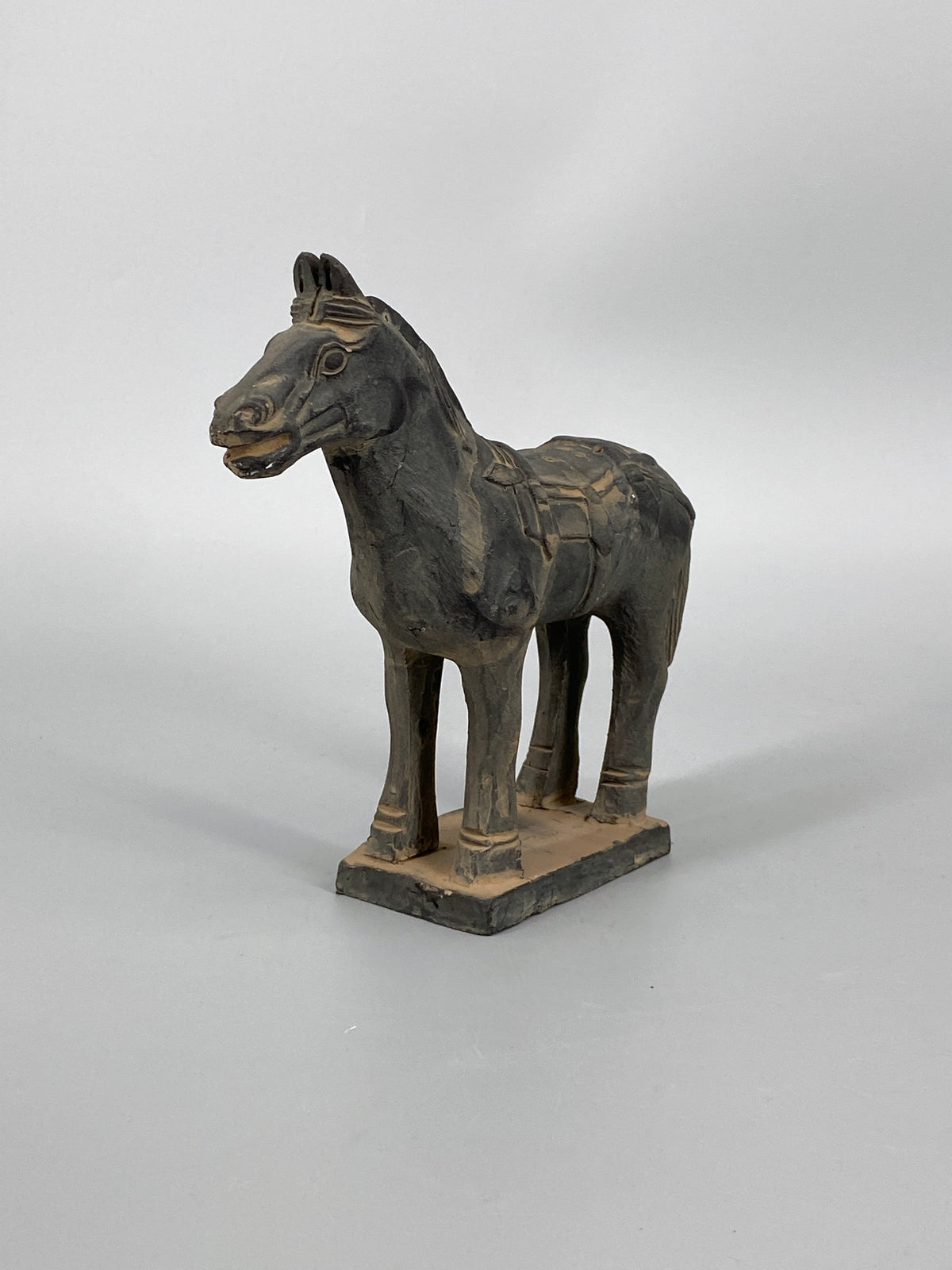 chinesische Pferdefigur aus dunklem Ton