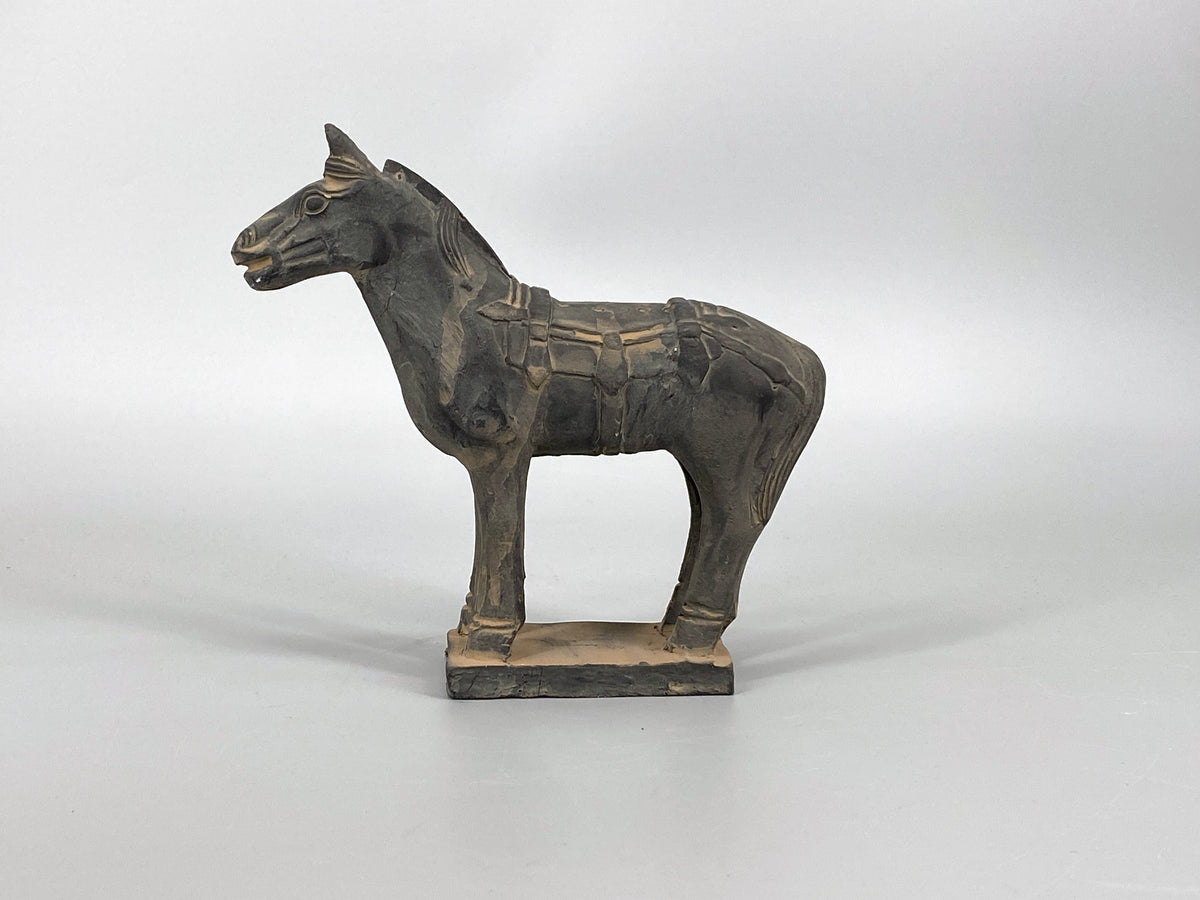 chinesische Pferdefigur aus dunklem Ton