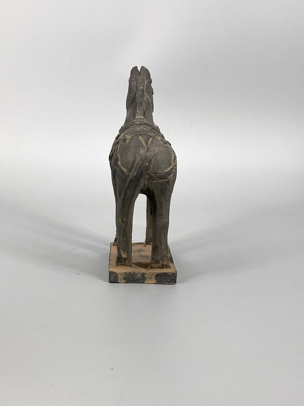 chinesische Pferdefigur aus dunklem Ton