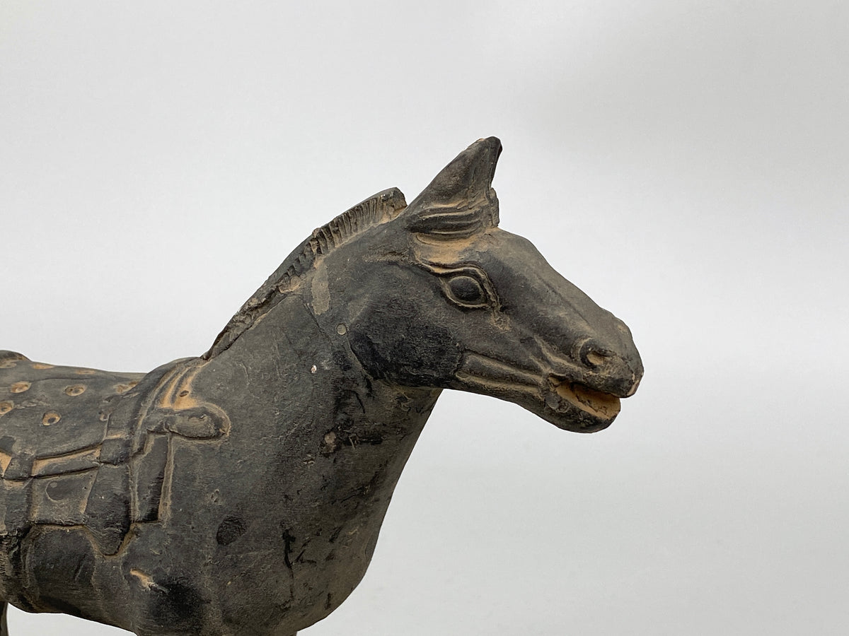 chinesische Pferdefigur aus dunklem Ton
