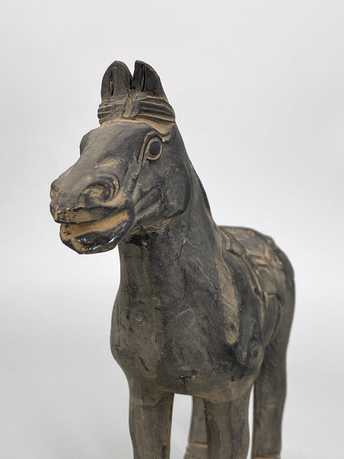 chinesische Pferdefigur aus dunklem Ton