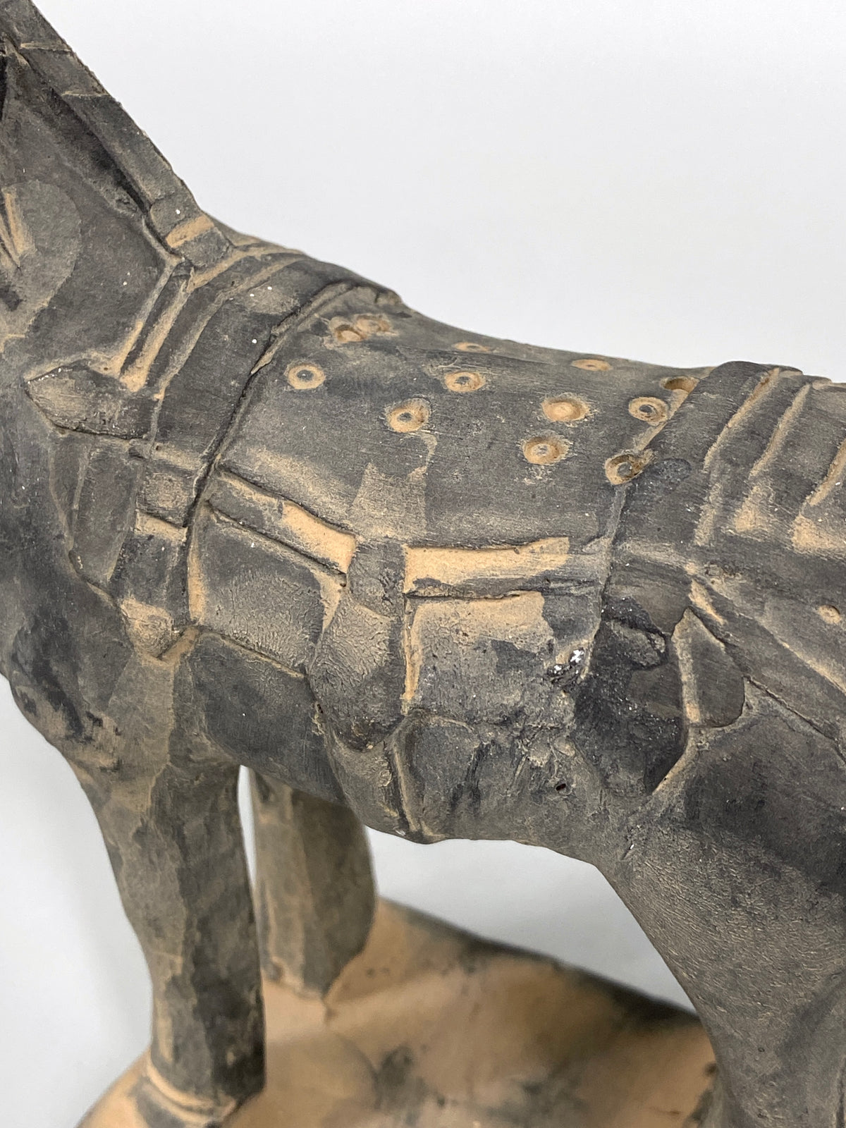 chinesische Pferdefigur aus dunklem Ton