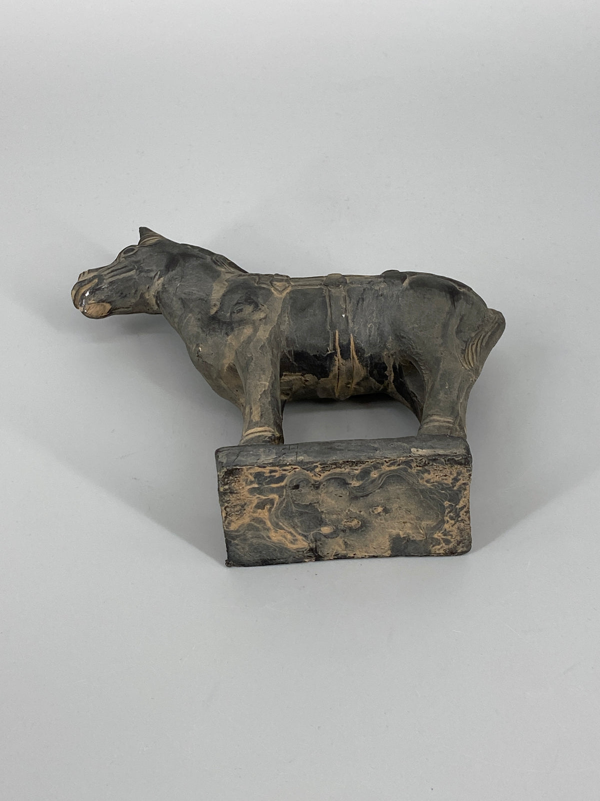 chinesische Pferdefigur aus dunklem Ton