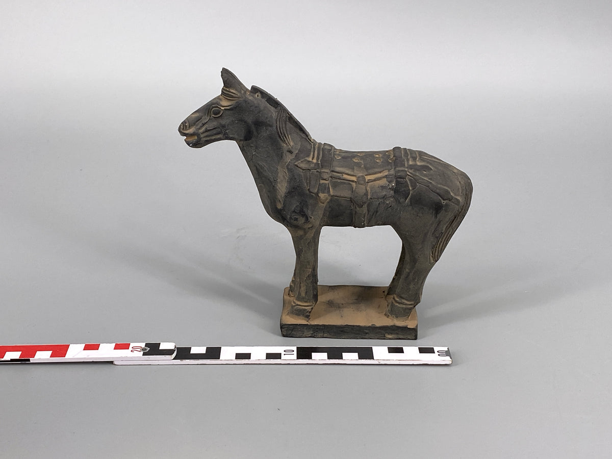 chinesische Pferdefigur aus dunklem Ton