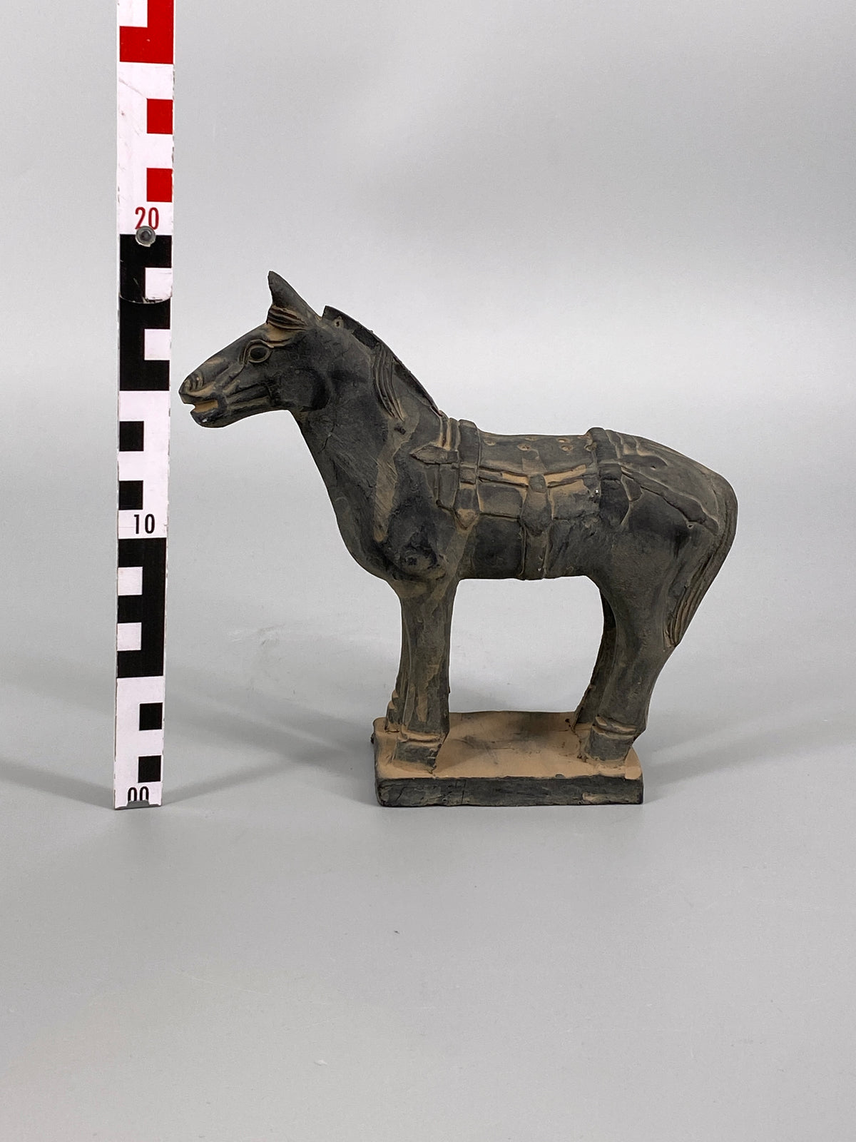 chinesische Pferdefigur aus dunklem Ton