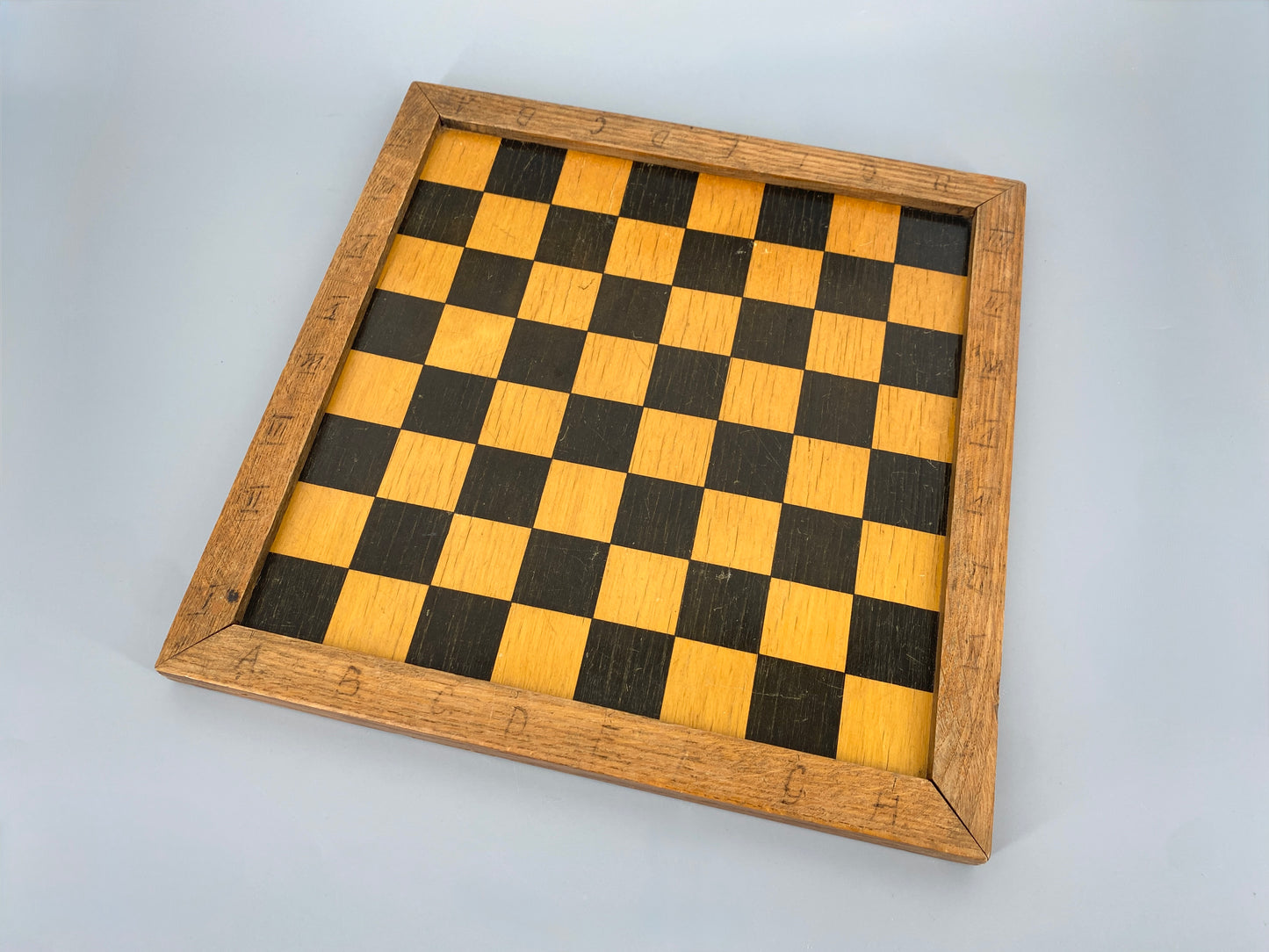 Vintage Schachbrett aus Holz, gemalt, lackiert