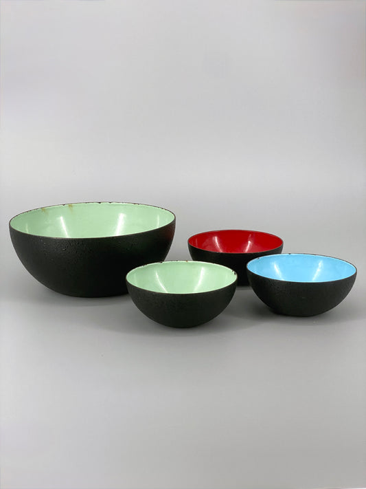 4 Mid Century Emaille Schalen, außen strukturiert – innen farbig, 1960er