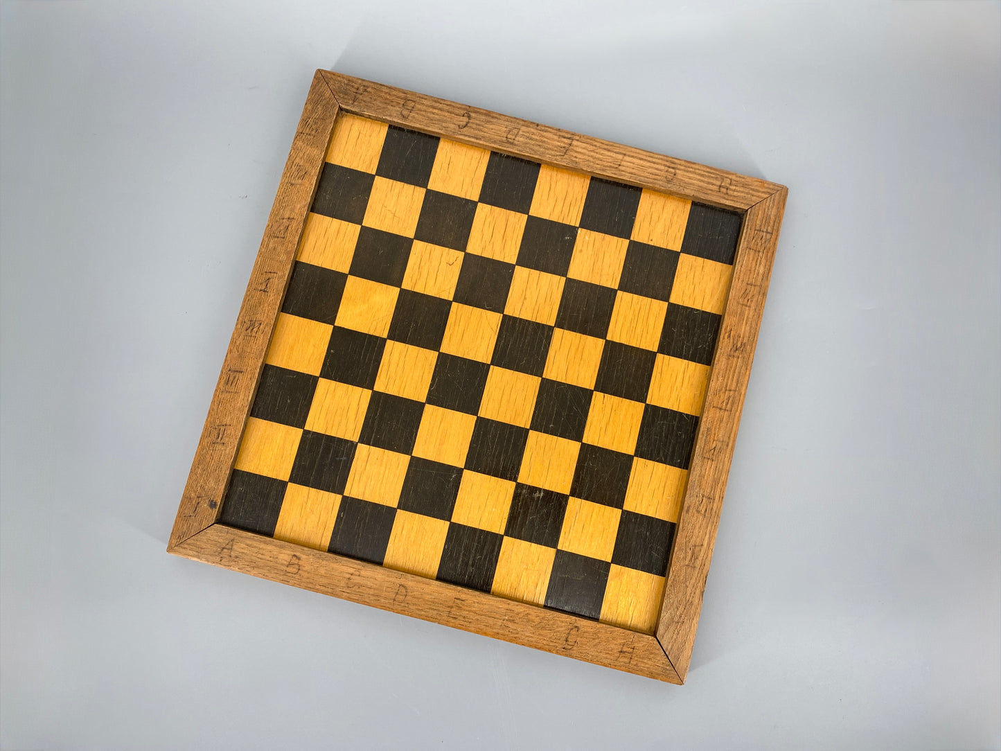 Vintage Schachbrett aus Holz, gemalt, lackiert