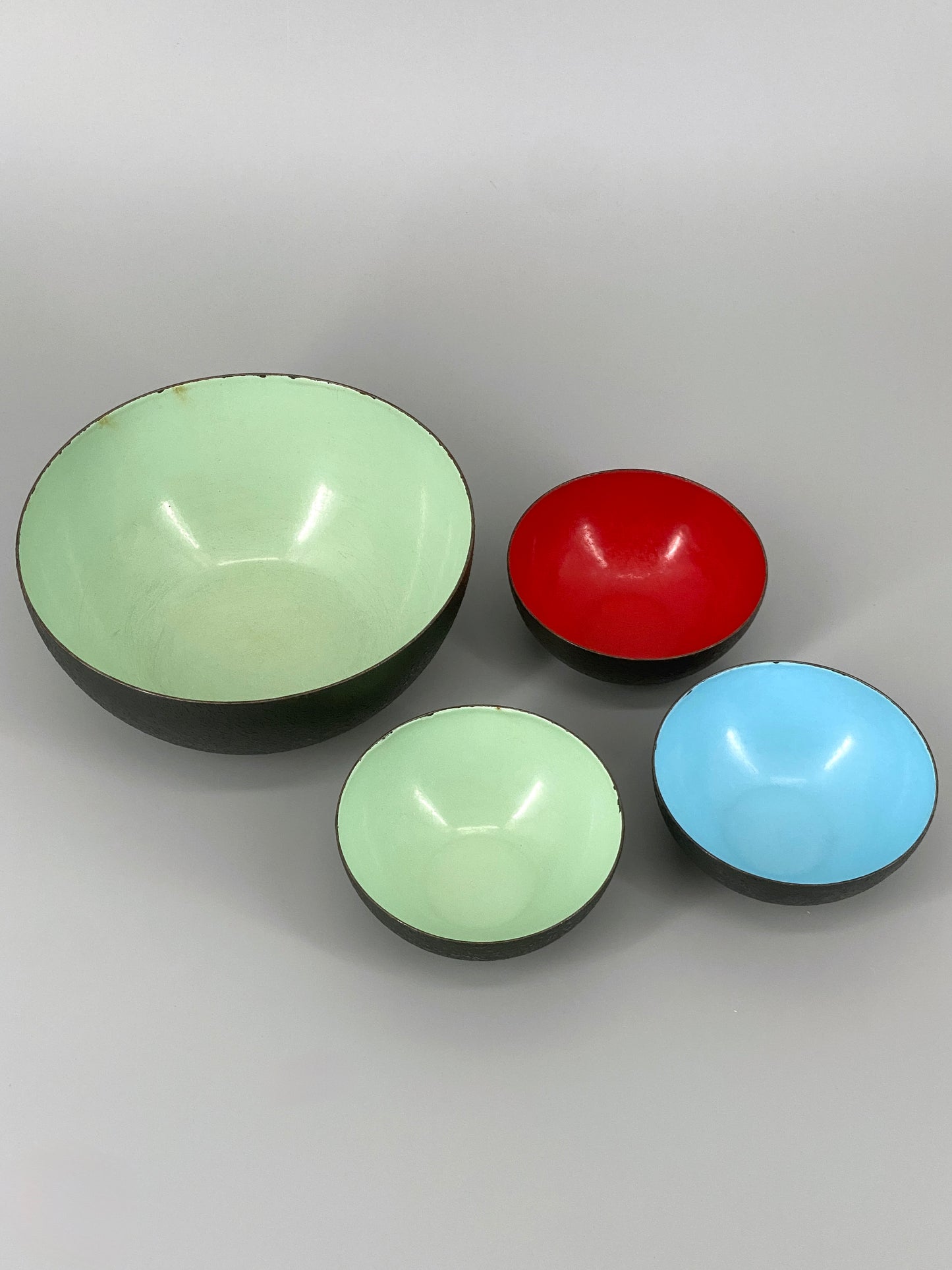 4 Mid Century Emaille Schalen, außen strukturiert – innen farbig, 1960er