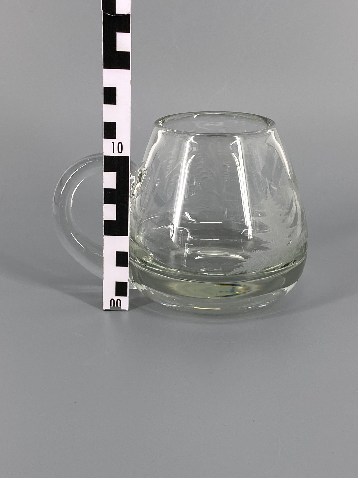 Kristallglas Krug mit filigraner Gravur, Hirsch und Wald Dekor