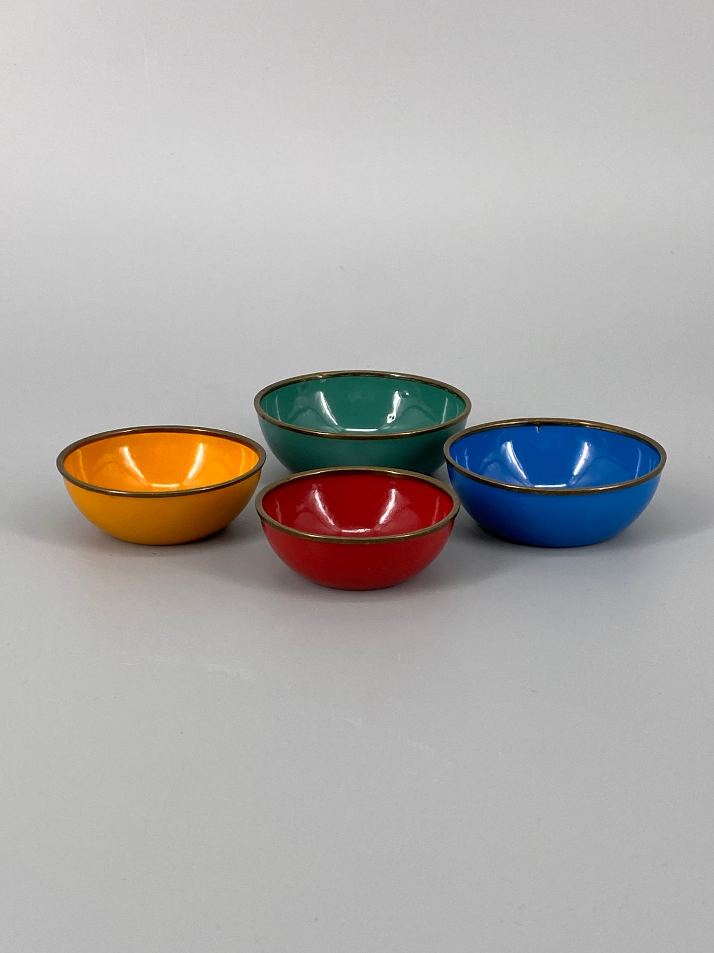 4 kleine, bunte Servierschalen aus Emaille, 60er
