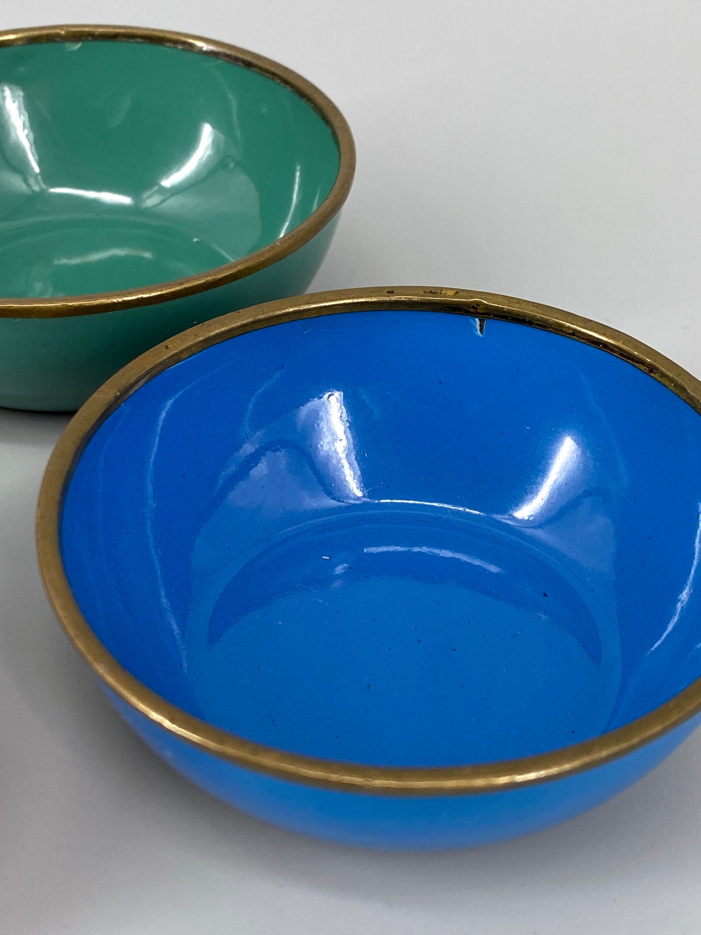 4 kleine, bunte Servierschalen aus Emaille, 60er