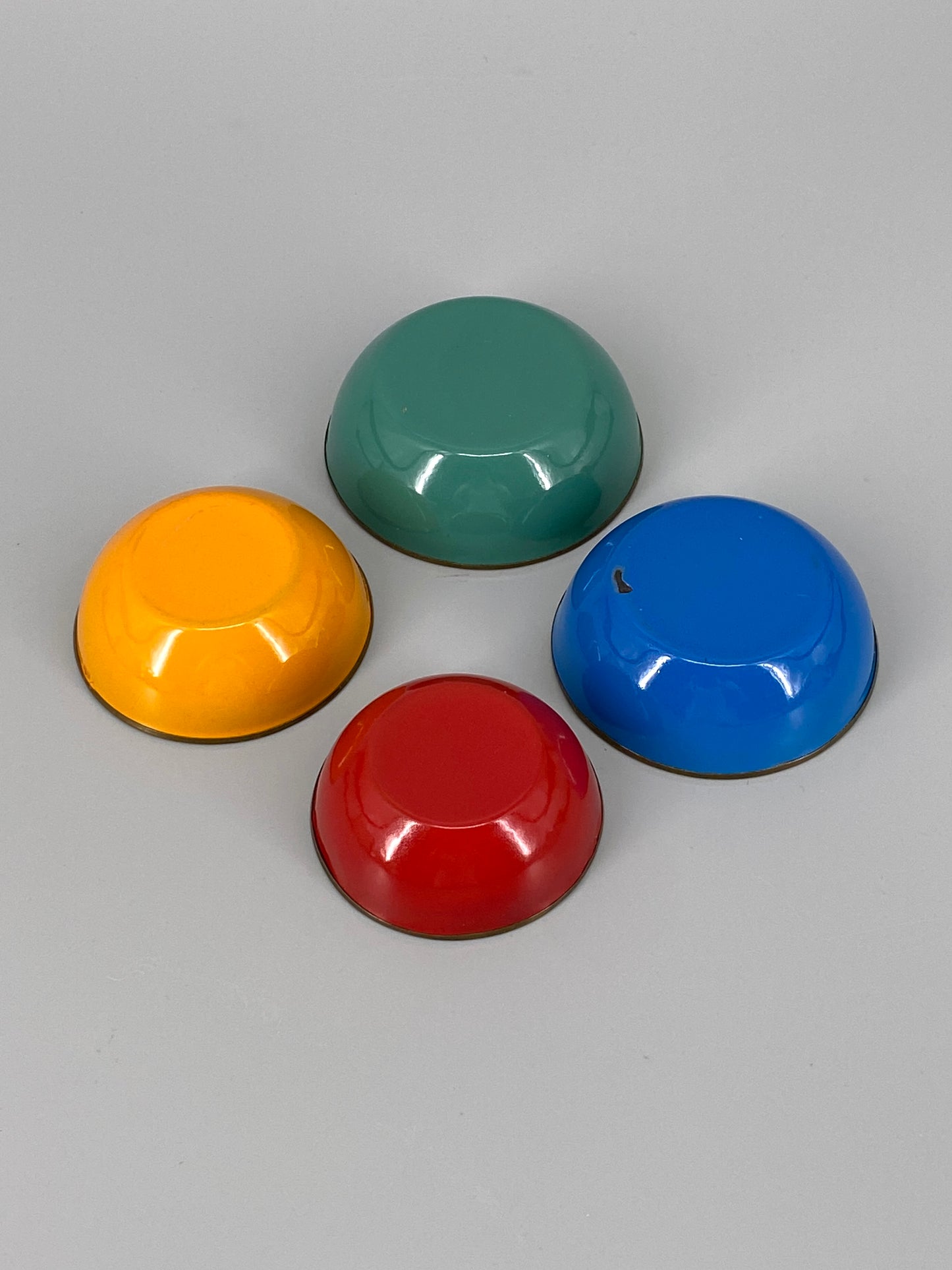 4 kleine, bunte Servierschalen aus Emaille, 60er