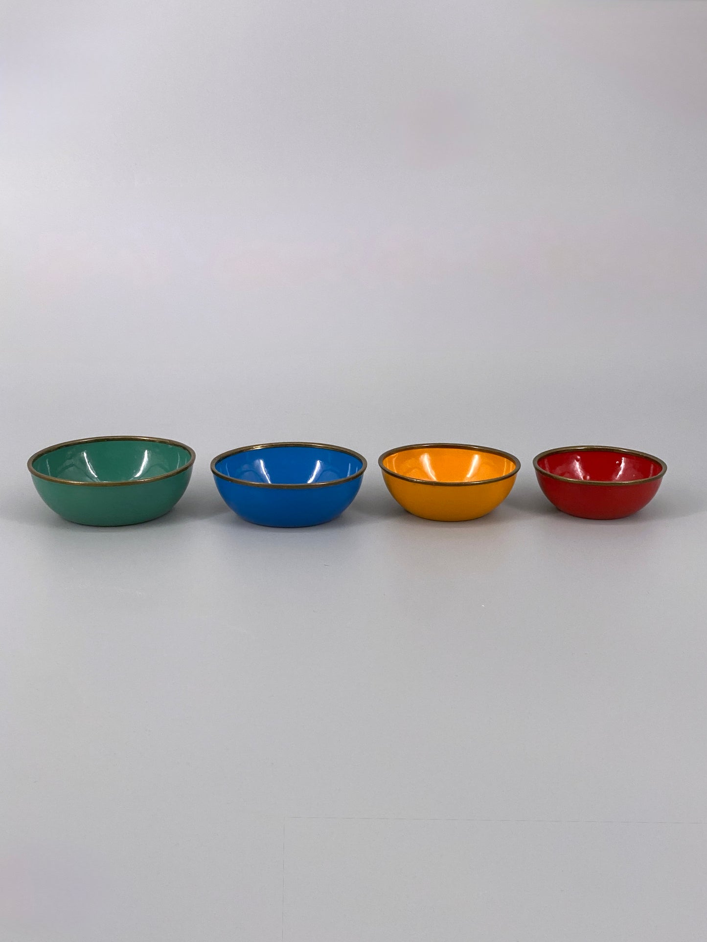 4 kleine, bunte Servierschalen aus Emaille, 60er