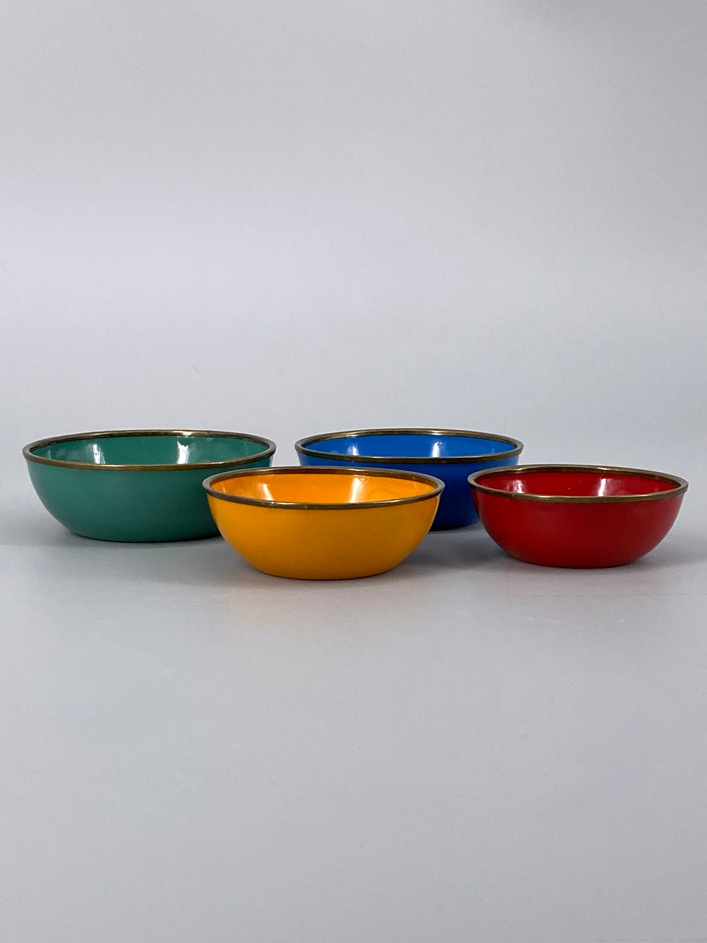 4 kleine, bunte Servierschalen aus Emaille, 60er