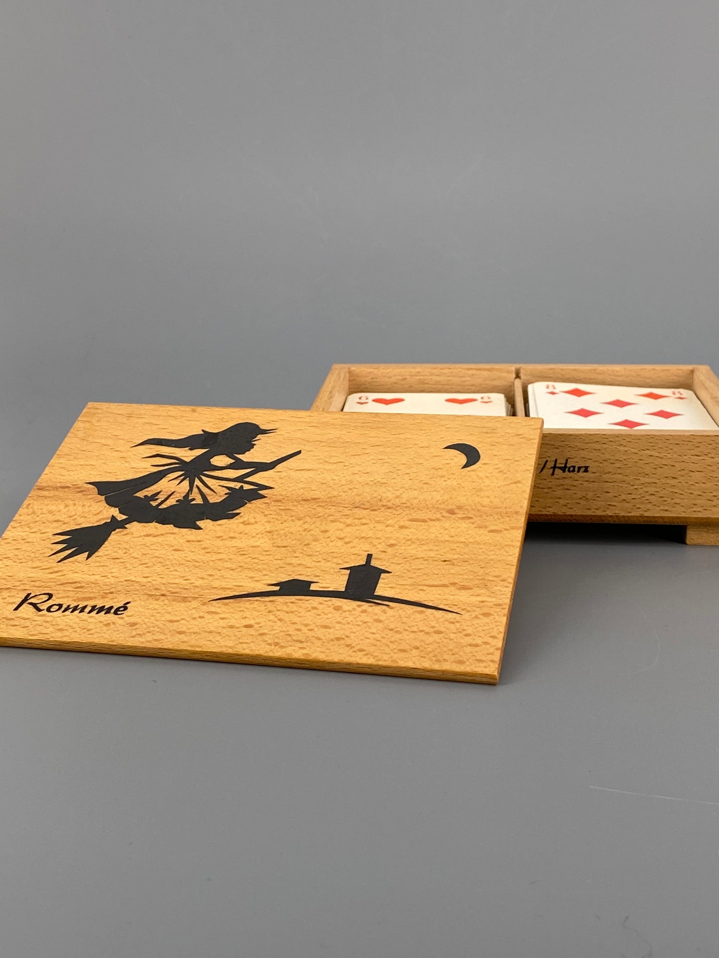 Spielkartenbox aus Holz mit Rommé Karten, Harz